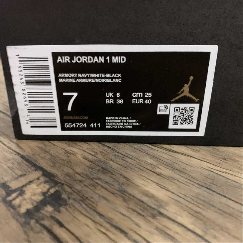 AJ1 Mid