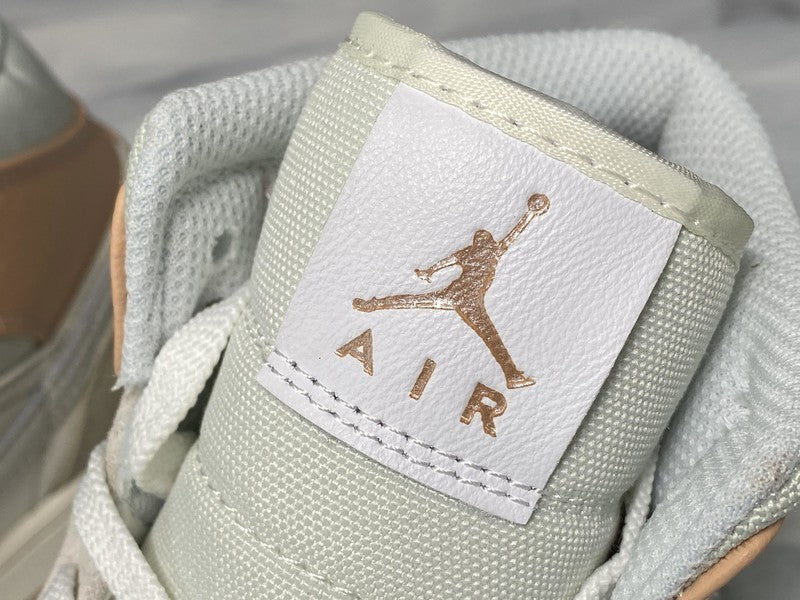 AJ1 Mid