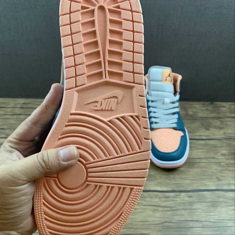 AJ1 Mid