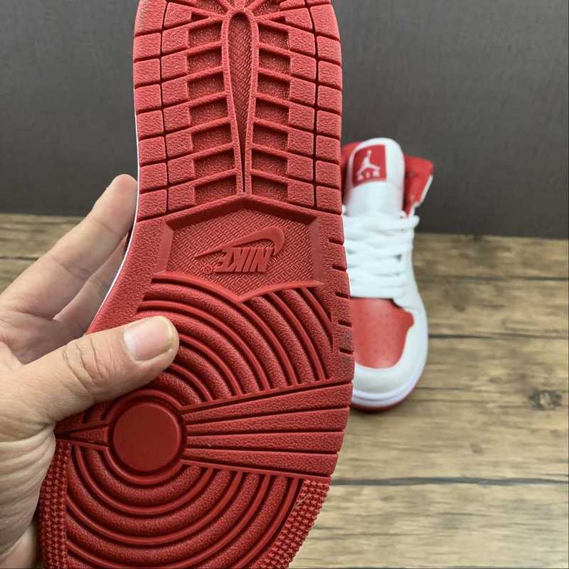 AJ1 Mid