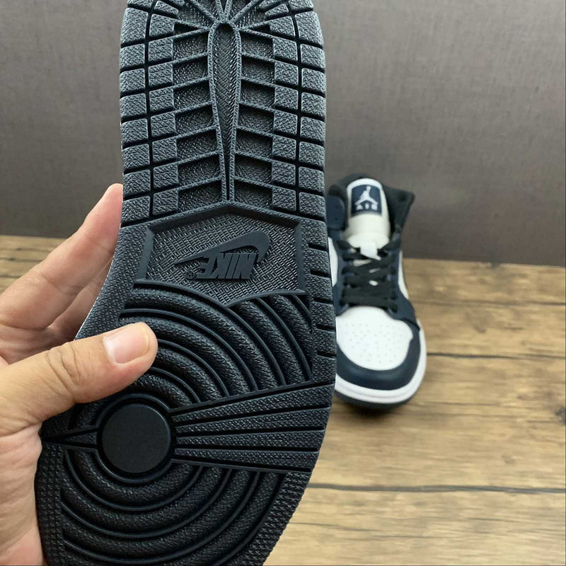 AJ1 Mid