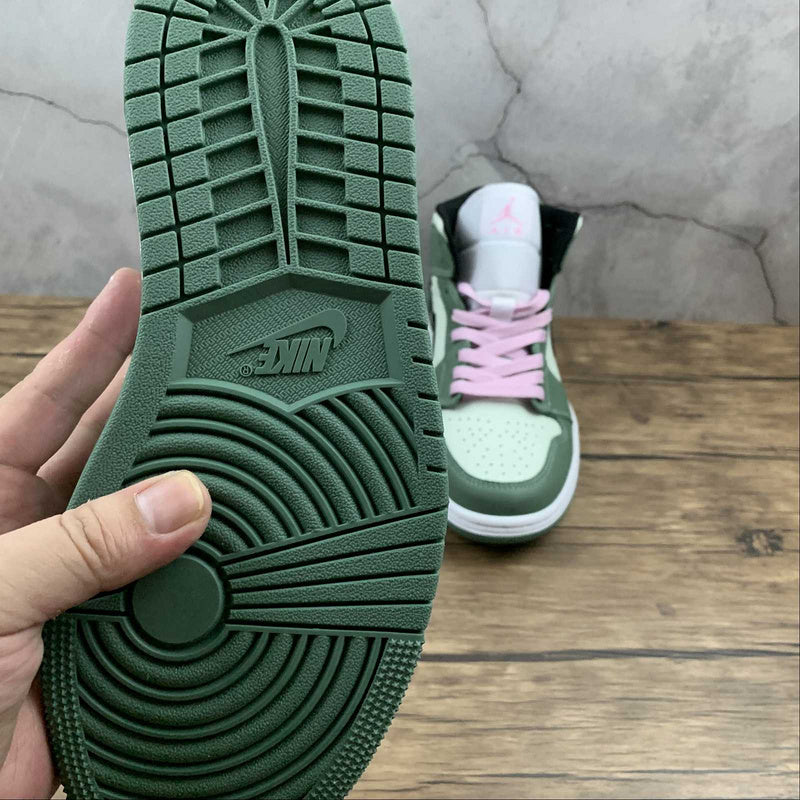 AJ1 Mid