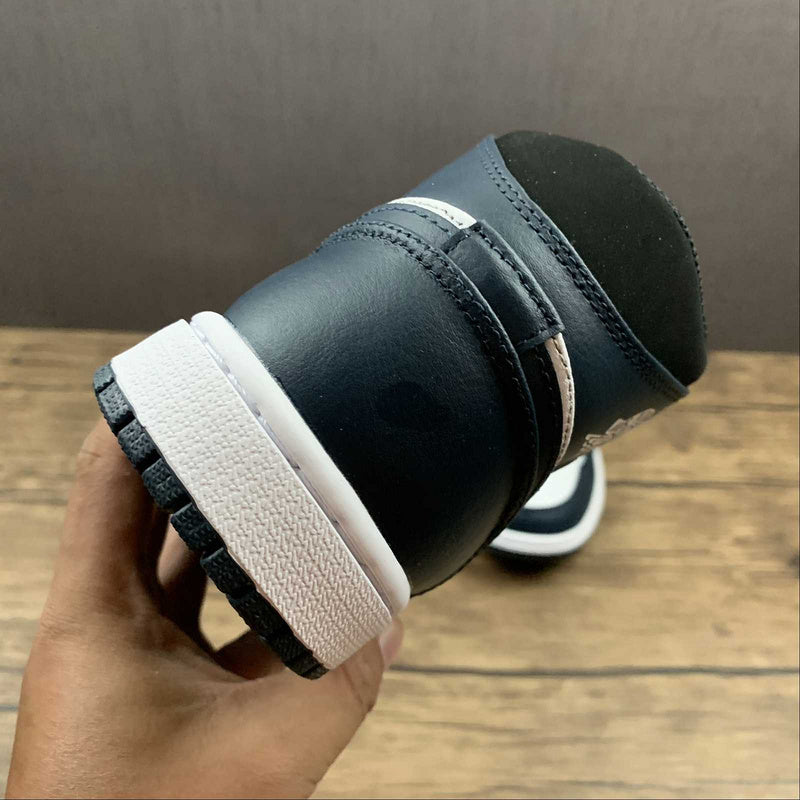 AJ1 Mid