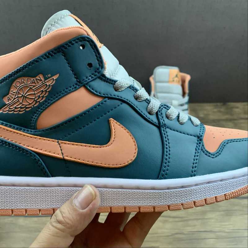 AJ1 Mid
