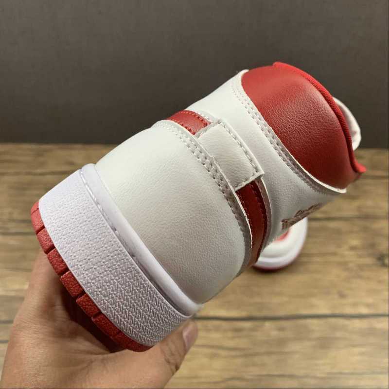 AJ1 Mid