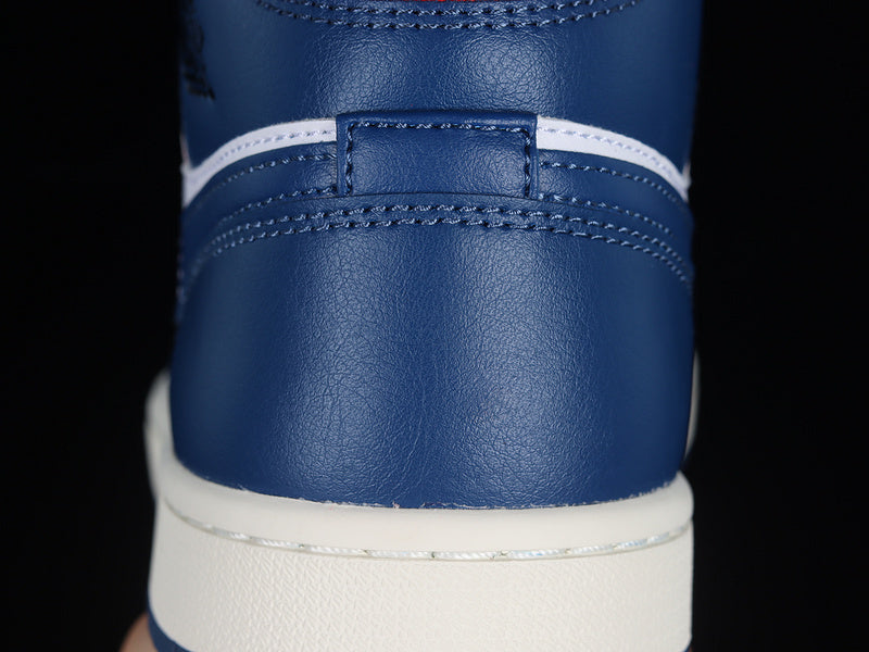 AJ1 Mid