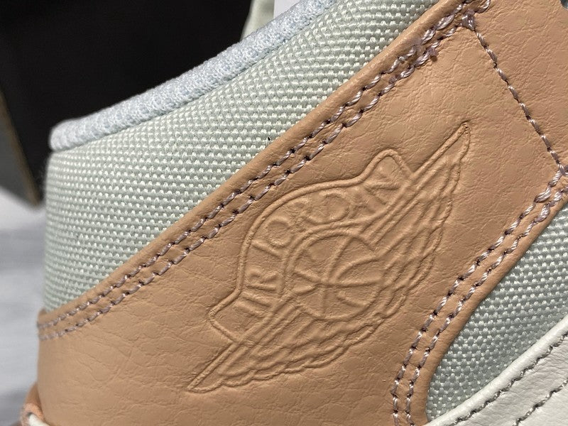 AJ1 Mid