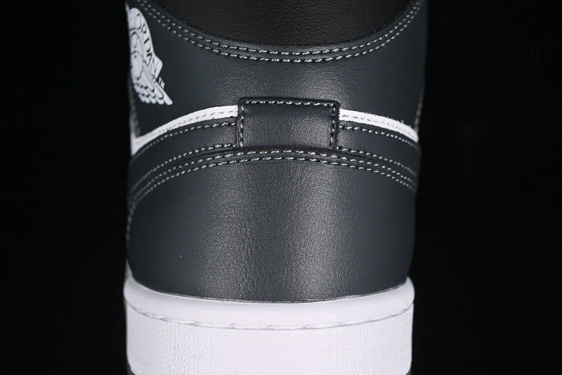 AJ1 Mid