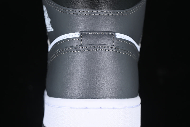 AJ1 Mid