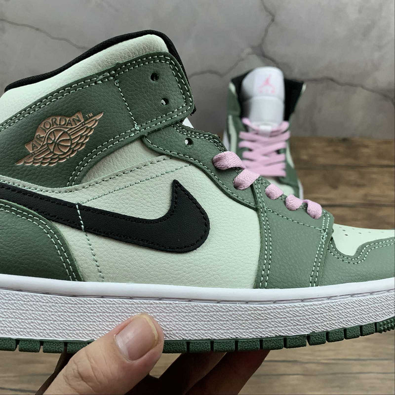 AJ1 Mid