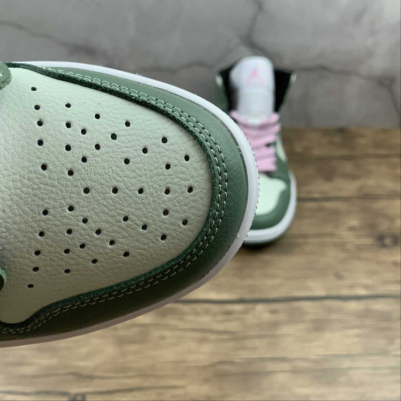AJ1 Mid