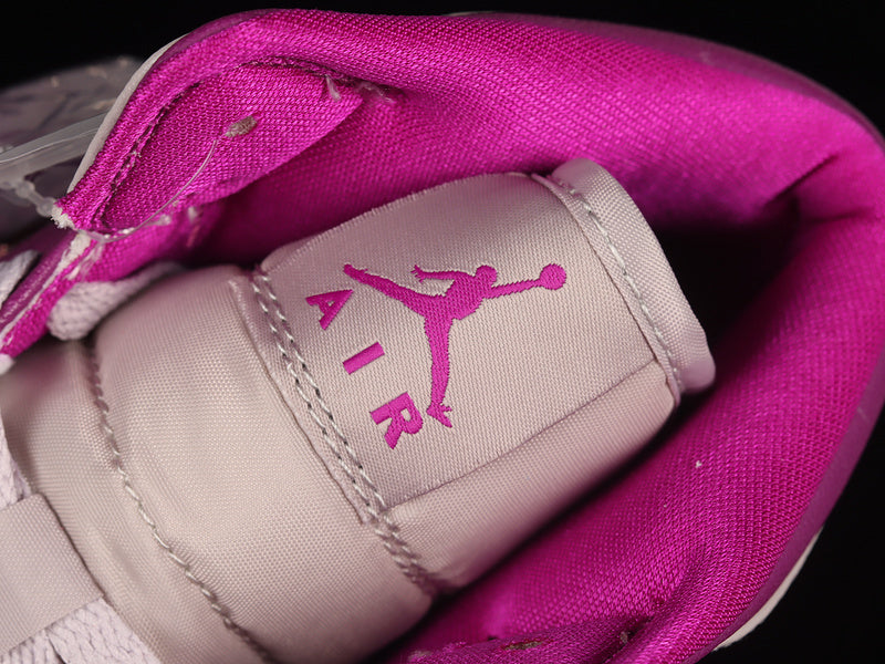 AJ1 Mid