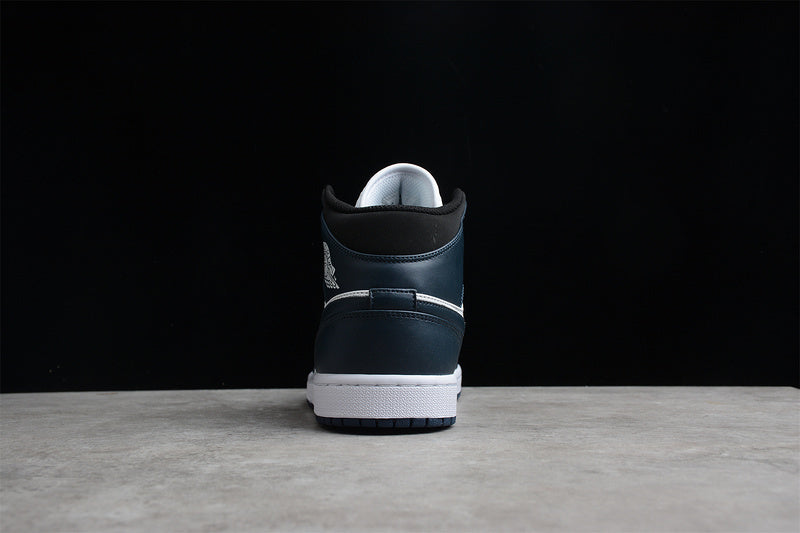 AJ1 Mid
