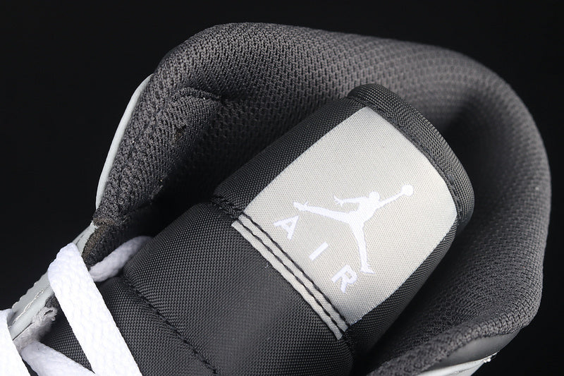 AJ1 Mid