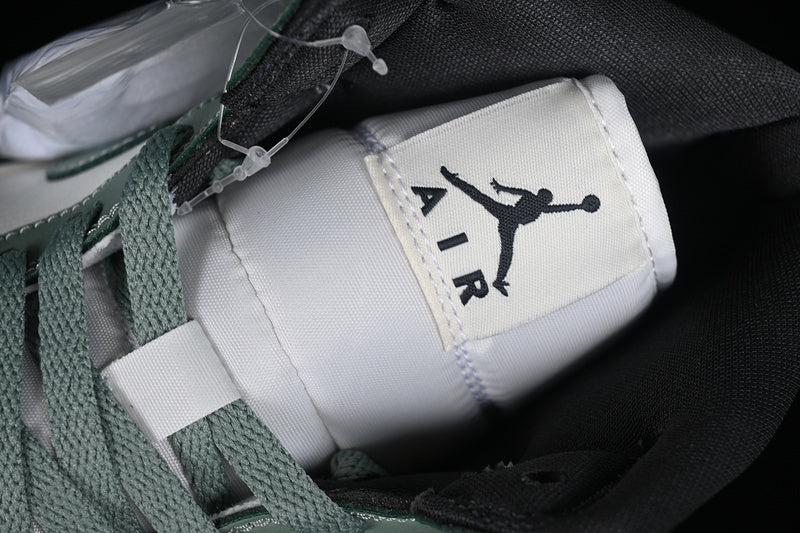 AJ1 Mid