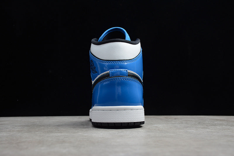 AJ1 Mid