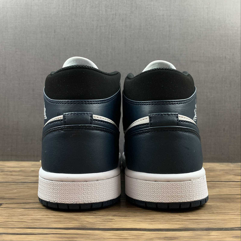 AJ1 Mid