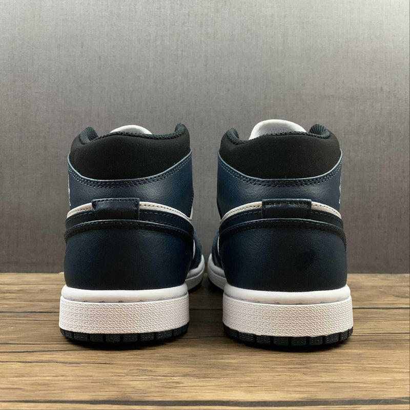 AJ1 Mid