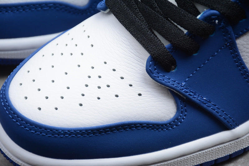 AJ1 Mid