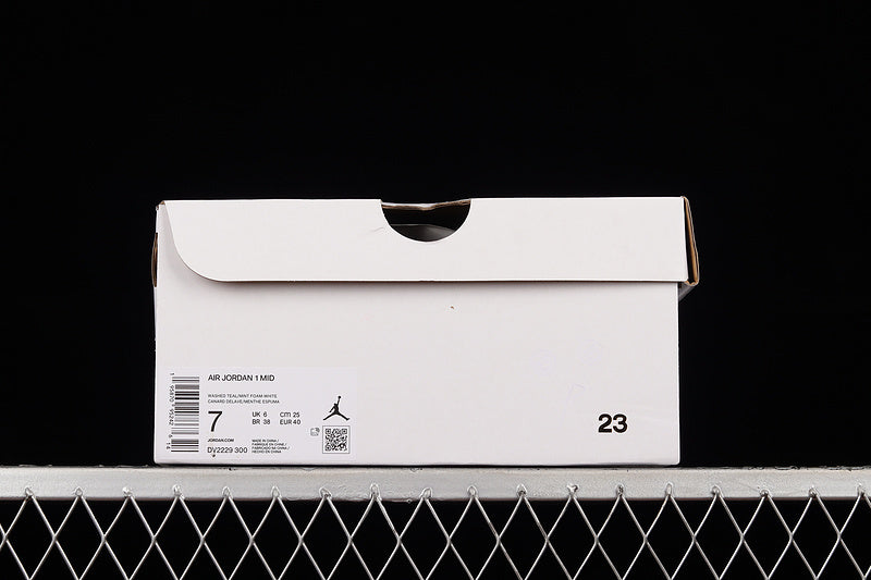 AJ1 Mid