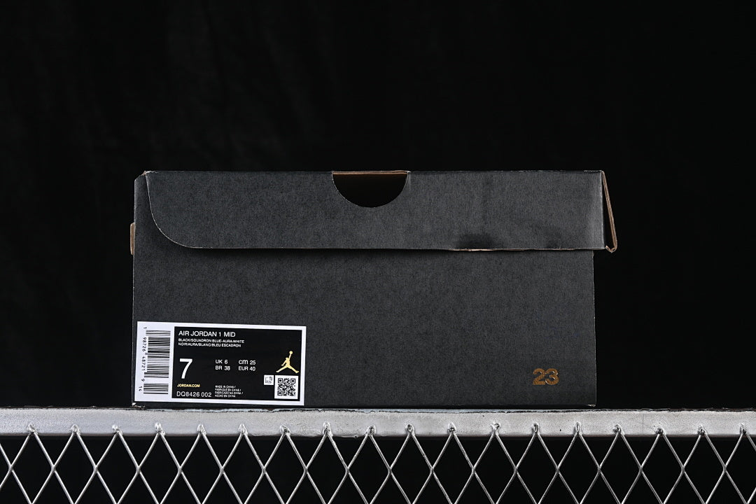 AJ1 Mid