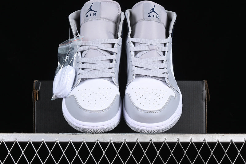 AJ1 Mid