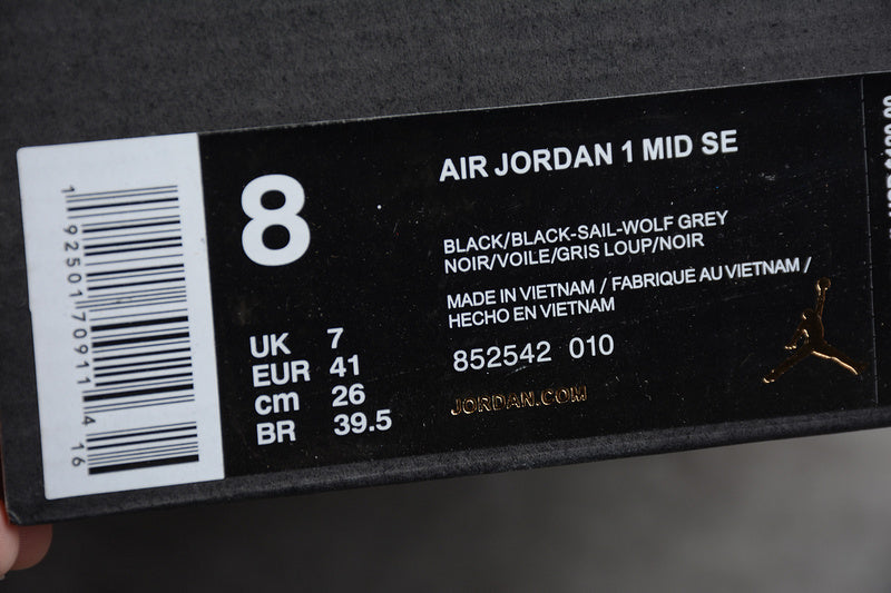AJ1 Mid