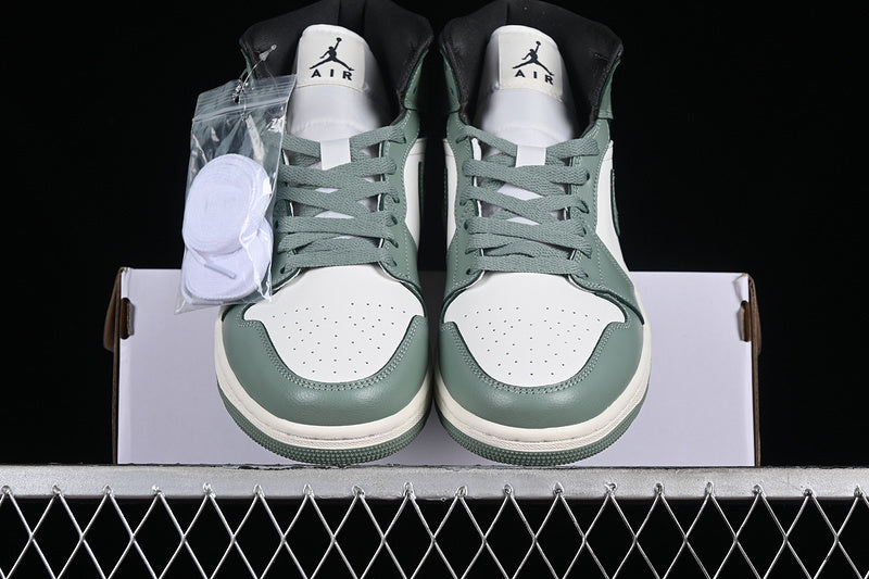 AJ1 Mid