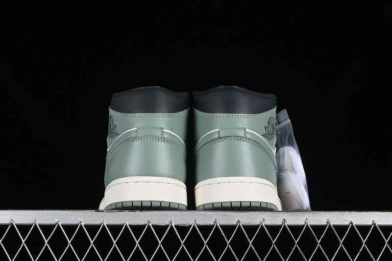 AJ1 Mid