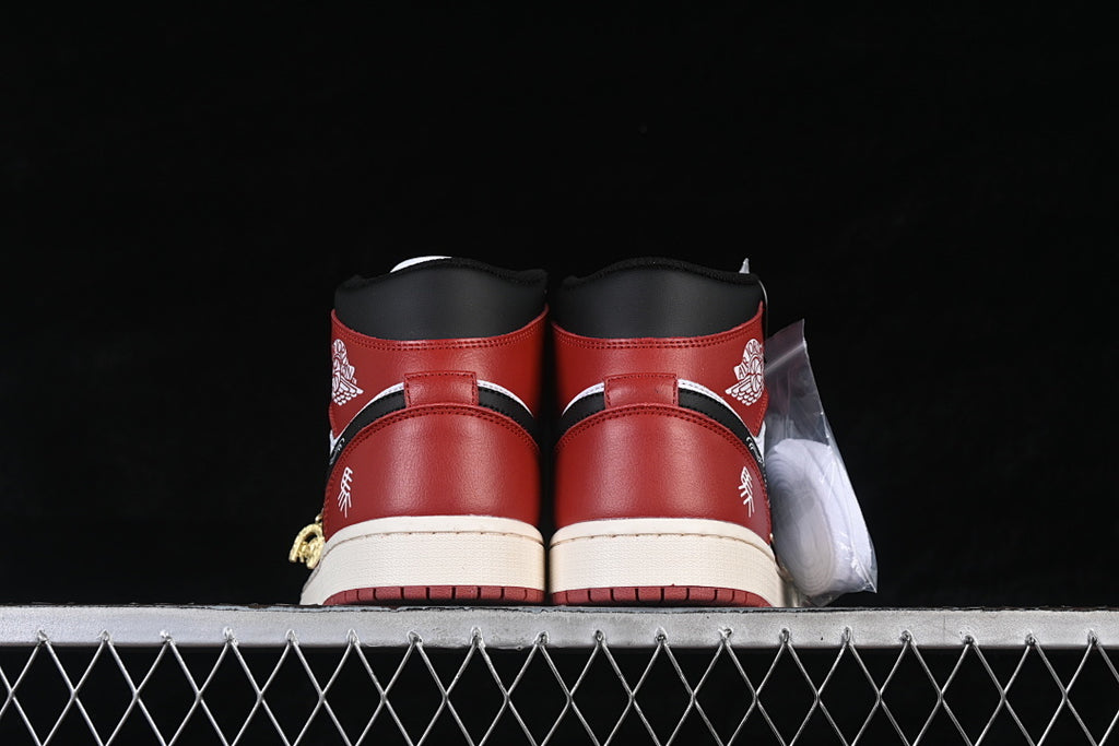 AJ1 Mid