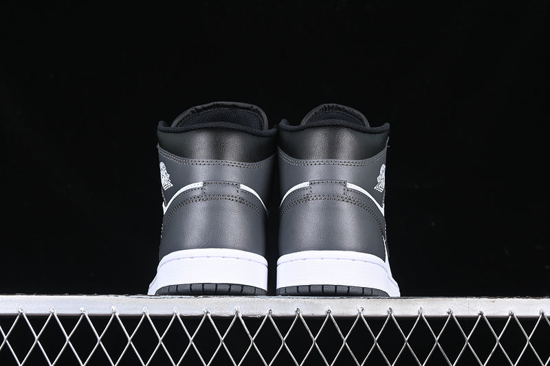 AJ1 Mid