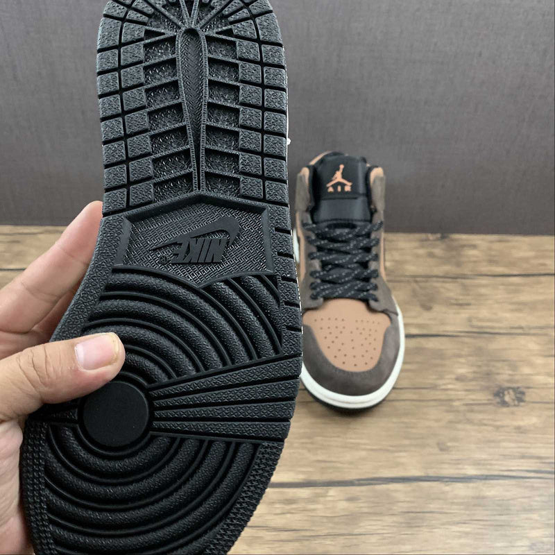 AJ1 Mid